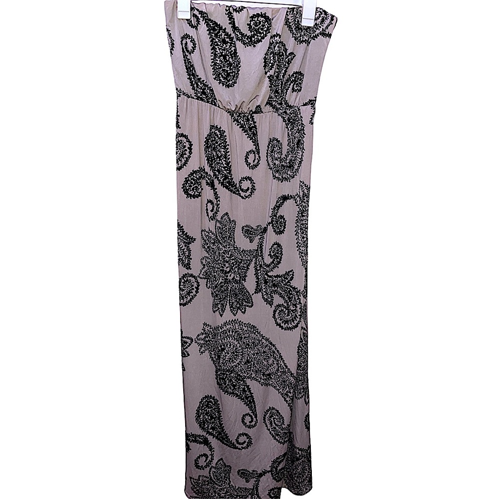 FASHIONOMICS🤍 Long Maxi Dress 
Size: L
Style: Strapless Color: Cream & Black